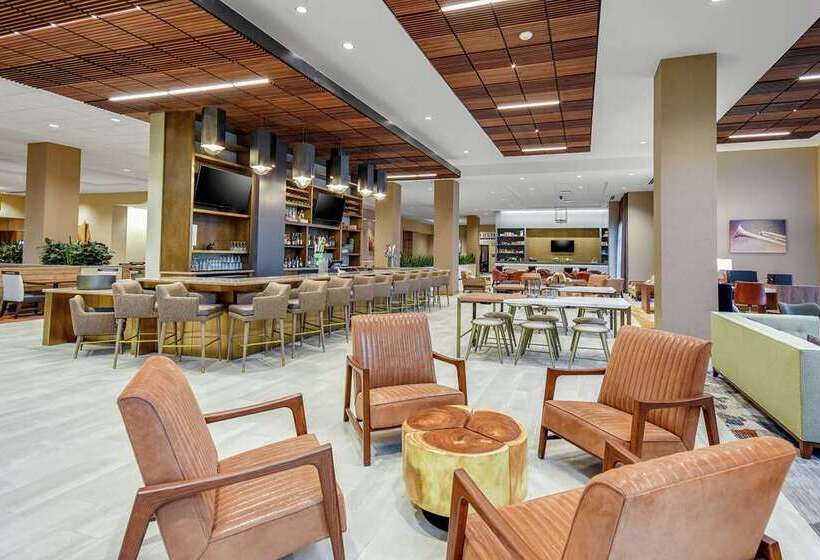 호텔 Embassy Suites By Hilton Jonesboro Red Wolf Convention Center