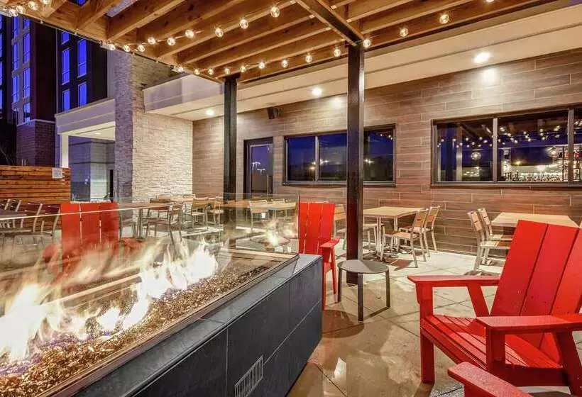 ホテル Embassy Suites By Hilton Jonesboro Red Wolf Convention Center