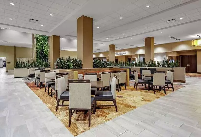 ホテル Embassy Suites By Hilton Jonesboro Red Wolf Convention Center