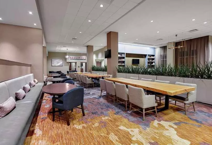 ホテル Embassy Suites By Hilton Jonesboro Red Wolf Convention Center