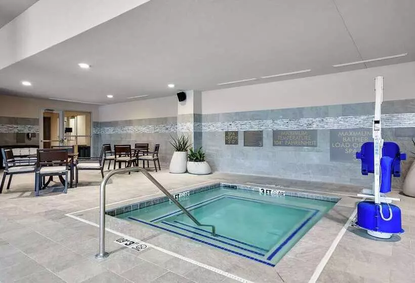 ホテル Embassy Suites By Hilton Jonesboro Red Wolf Convention Center