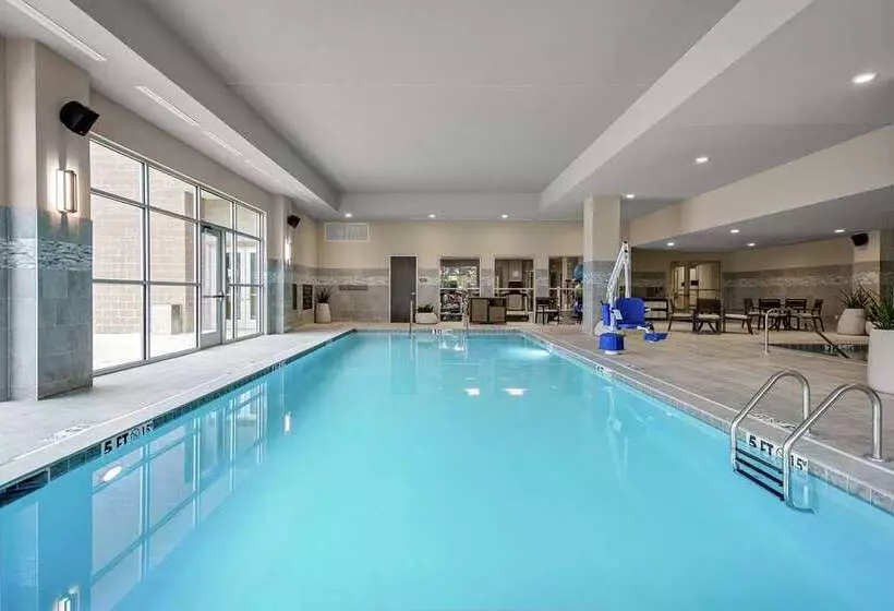 ホテル Embassy Suites By Hilton Jonesboro Red Wolf Convention Center