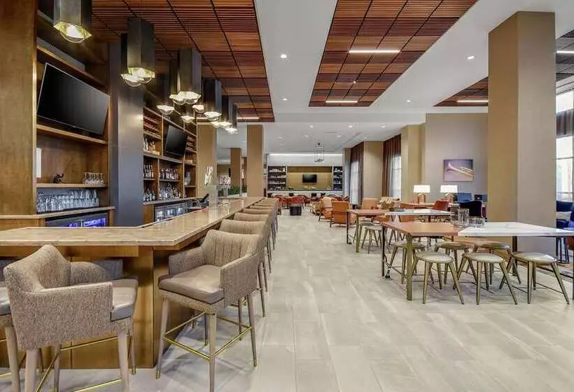 ホテル Embassy Suites By Hilton Jonesboro Red Wolf Convention Center