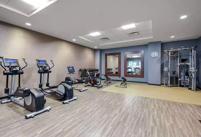 ホテル Embassy Suites By Hilton Jonesboro Red Wolf Convention Center