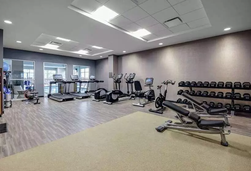 ホテル Embassy Suites By Hilton Jonesboro Red Wolf Convention Center