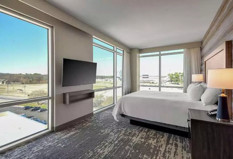 ホテル Embassy Suites By Hilton Jonesboro Red Wolf Convention Center