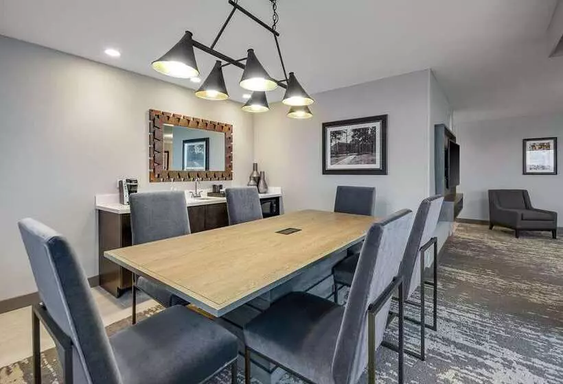 ホテル Embassy Suites By Hilton Jonesboro Red Wolf Convention Center