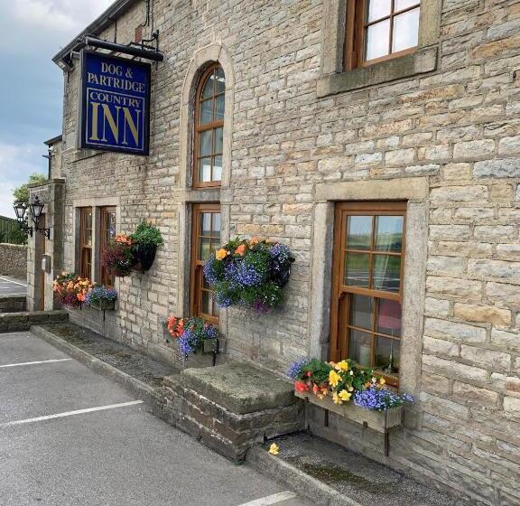 פונדק The Dog And Partridge