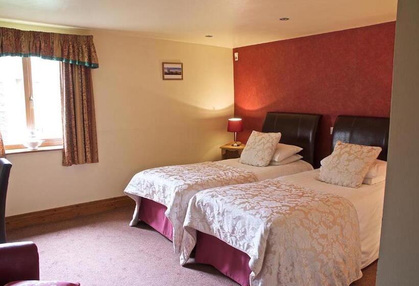 פונדק The Dog And Partridge