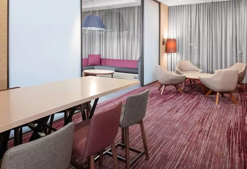 هتل Courtyard By Marriott East Lansing Okemos