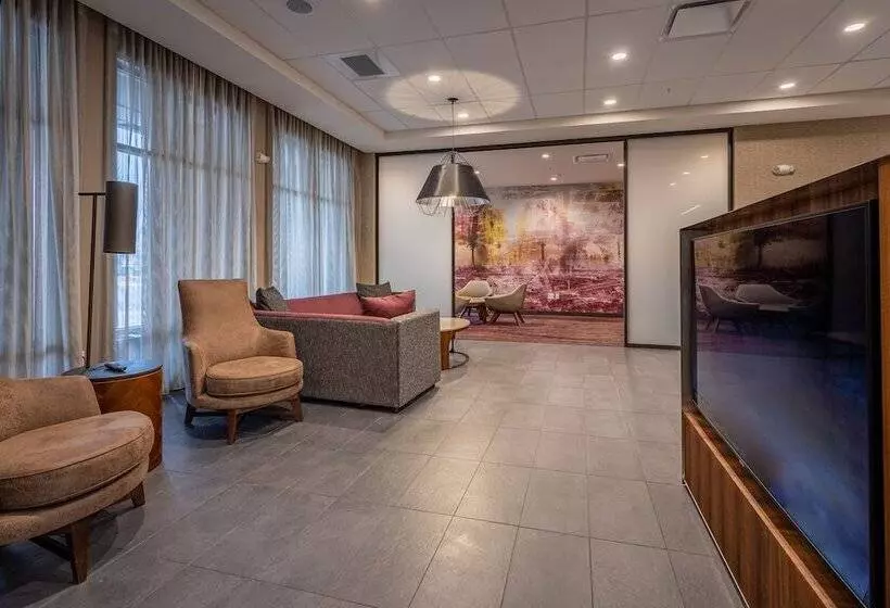 هتل Courtyard By Marriott East Lansing Okemos