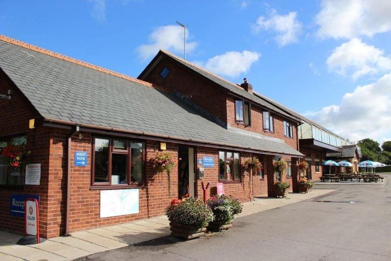 Отель Riverside Caravan & Camping Park