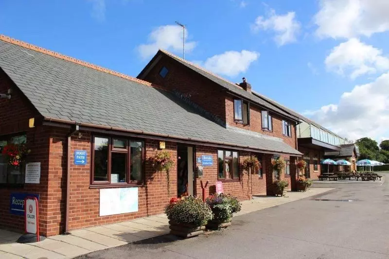 Hotelli Riverside Caravan & Camping Park