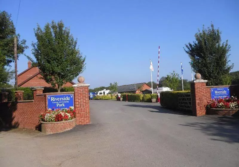 Hotelli Riverside Caravan & Camping Park