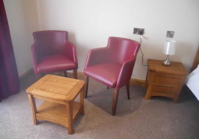 Отель Riverside Caravan & Camping Park