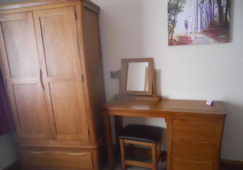 Отель Riverside Caravan & Camping Park