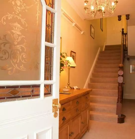 Majatalo The Whalebone Arch