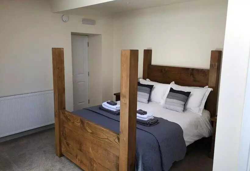 Majatalo The Whalebone Arch