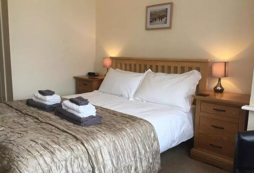 Majatalo The Whalebone Arch