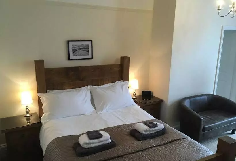 Majatalo The Whalebone Arch