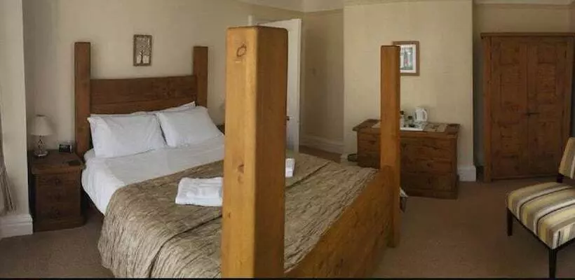 Majatalo The Whalebone Arch