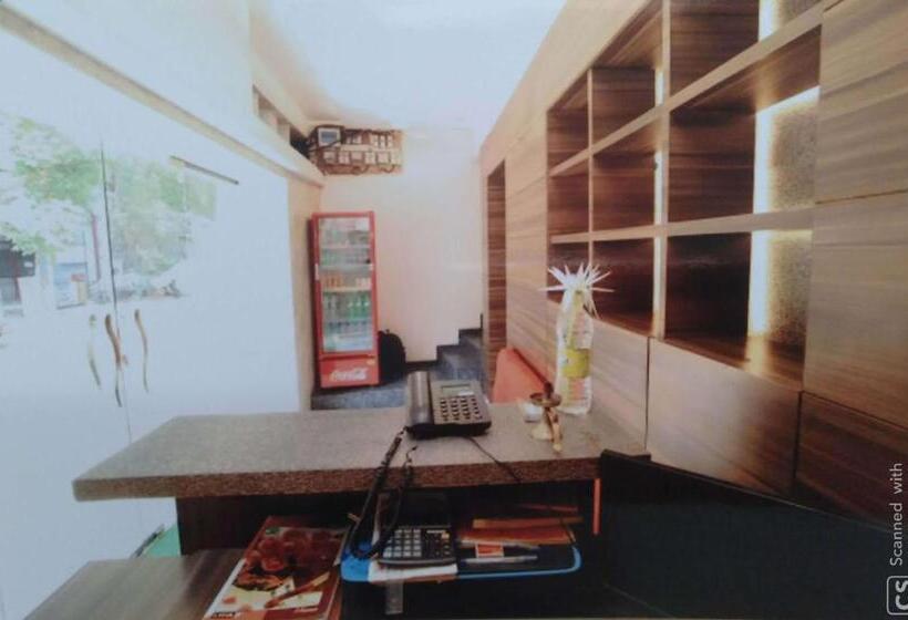 Hotelli Rajhuns Deluxe Lodging