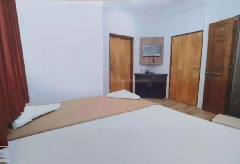 Hotelli Rajhuns Deluxe Lodging