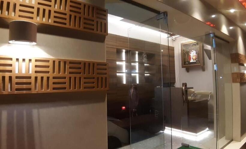 Hotelli Rajhuns Deluxe Lodging