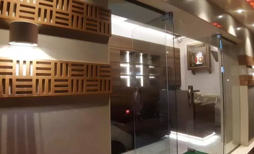 Hotelli Rajhuns Deluxe Lodging