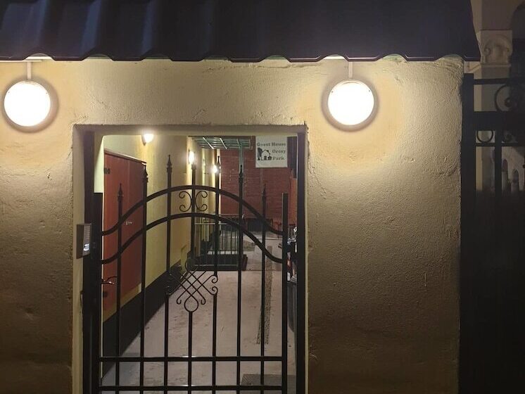 پانسیون Guest House Orczy Park