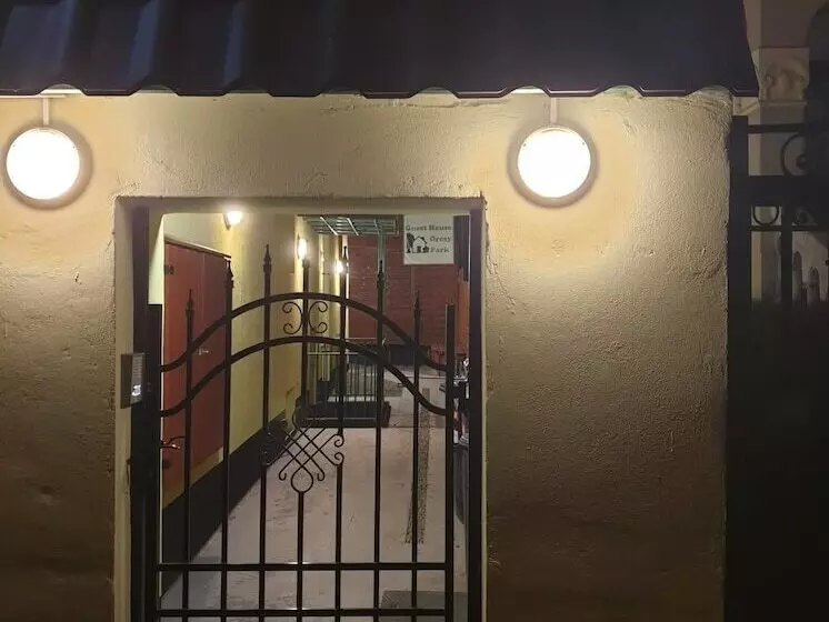 پانسیون Guest House Orczy Park