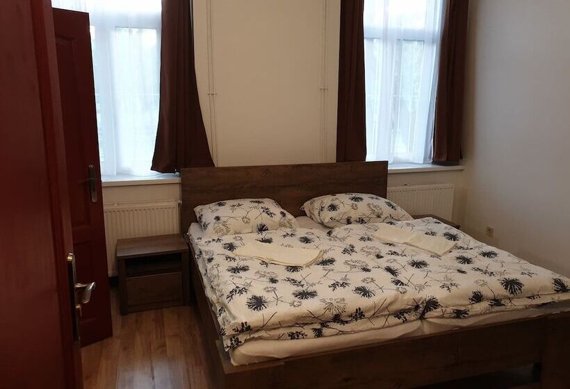 پانسیون Guest House Orczy Park