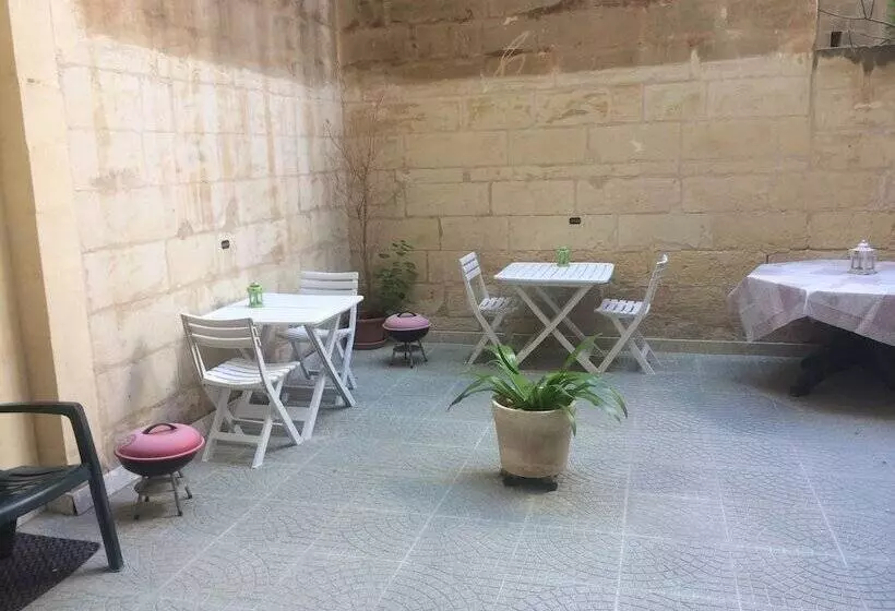 تختخواب و صبحانه Maltese Rooms