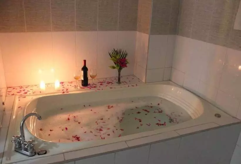 ホテル Avenida 3 Real En El Norte De Cali