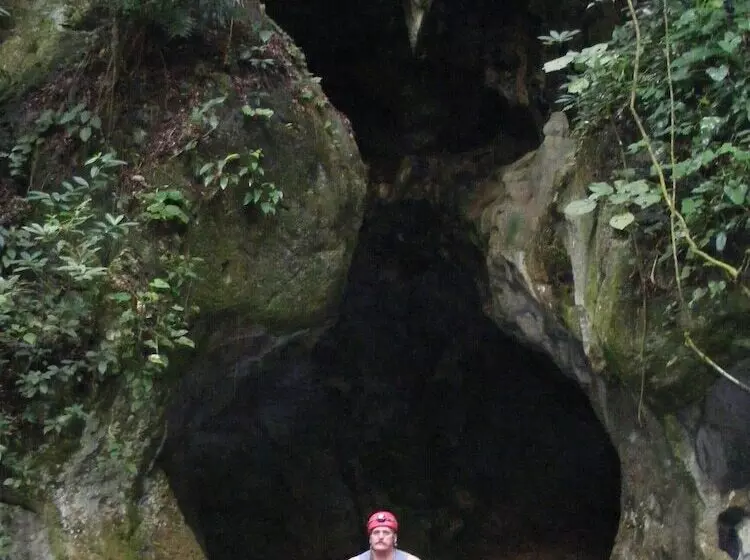 ユースホステル Lower Dover Jungle Lodge & Maya Ruins