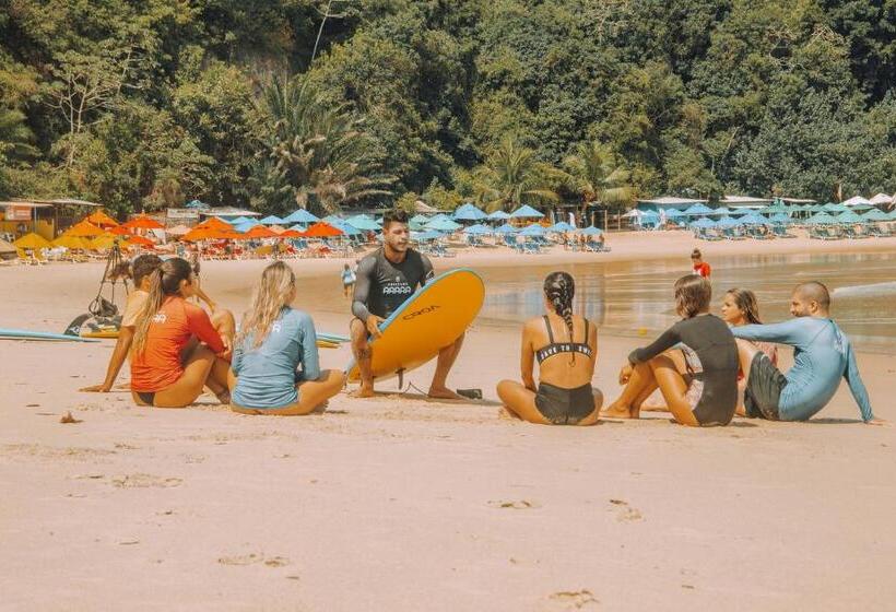 هاستل Surfcamp Arara