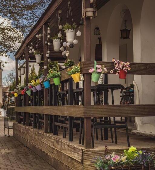 4 Couples & 4 Friends Hostel