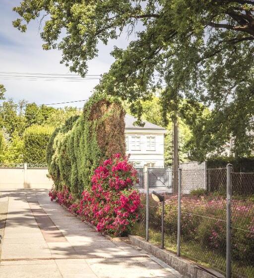 4 Couples & 4 Friends Hostel