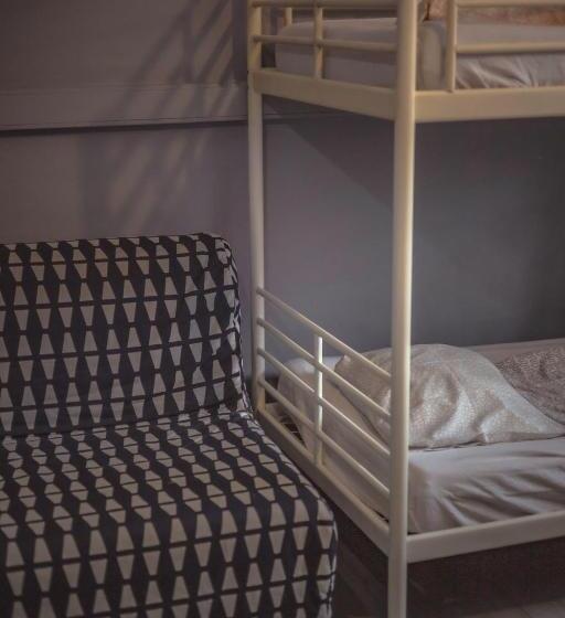 4 Couples & 4 Friends Hostel