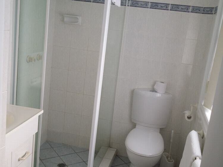 Hampton Court Apartments