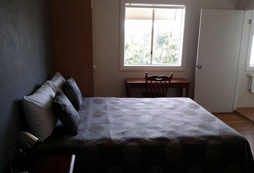 Hampton Court Apartments