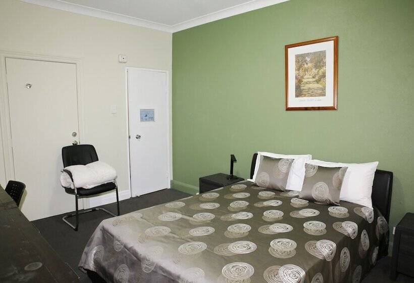 Hampton Court Apartments