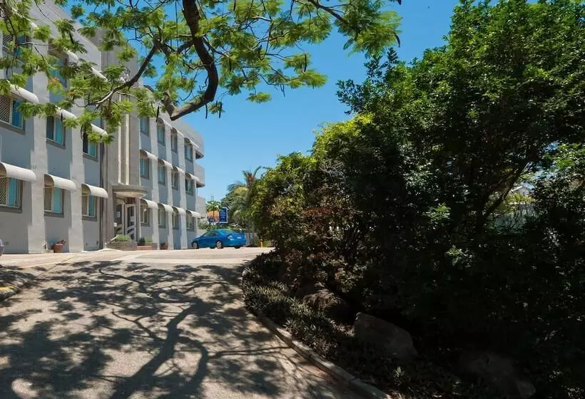 Hampton Court Apartments