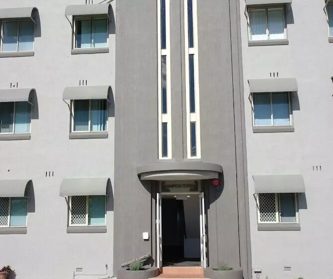 Hampton Court Apartments