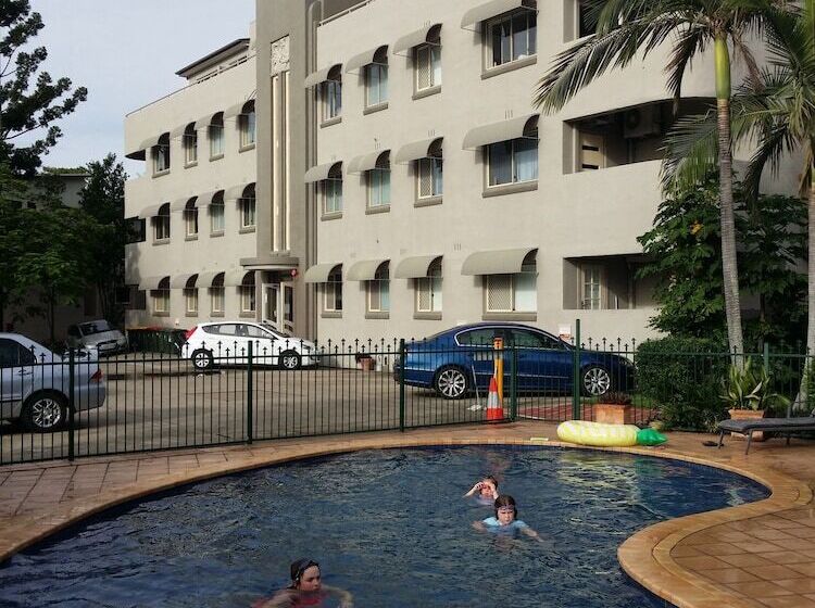 Hampton Court Apartments