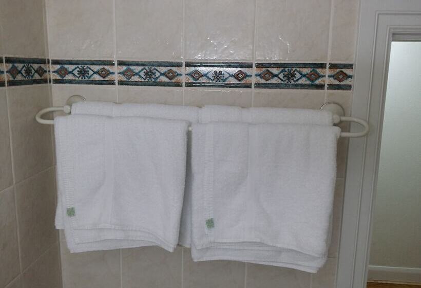 Hampton Court Apartments