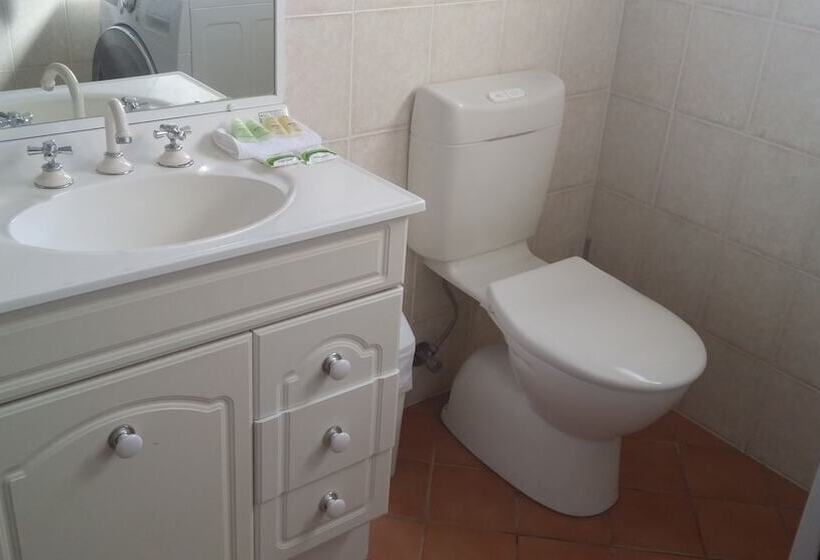 Hampton Court Apartments