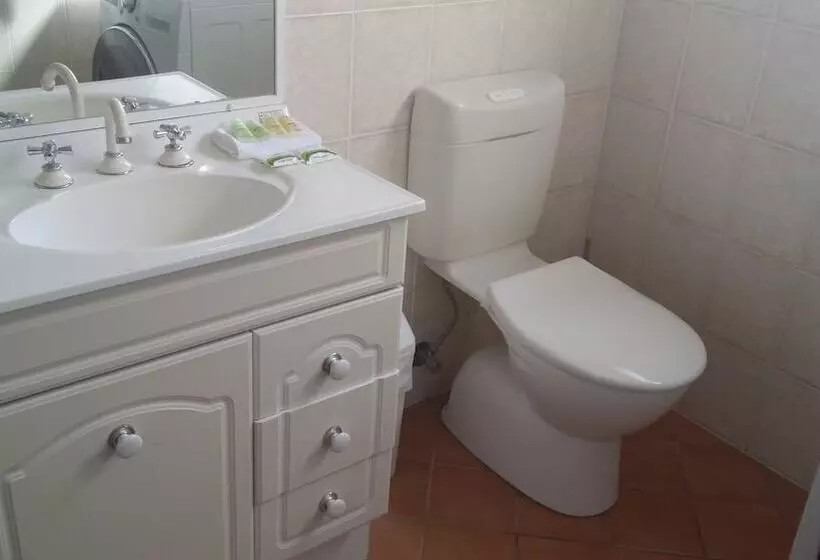 Hampton Court Apartments