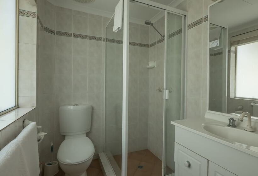 Hampton Court Apartments