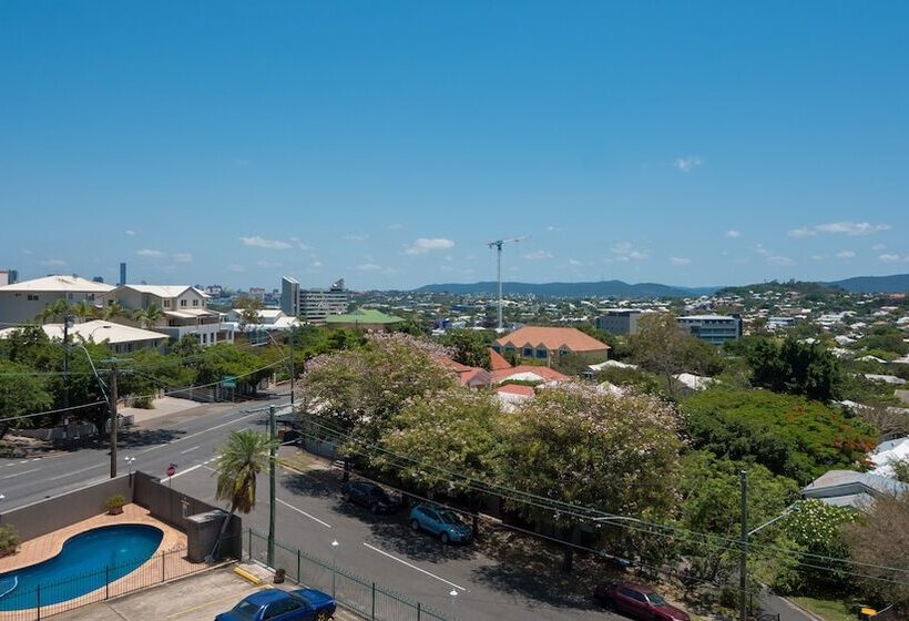 Hampton Court Apartments